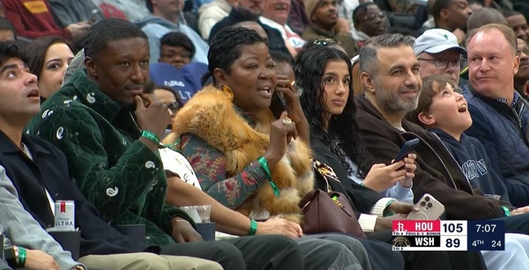 CBA直播-强力后援团！杜兰特母亲来到现场观战火箭对阵奇才